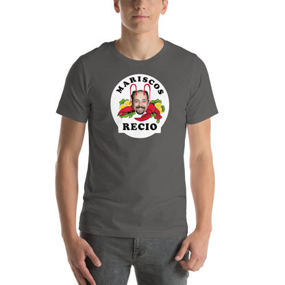 hombre con camiseta delantero pichichi mariscos recio en color gris