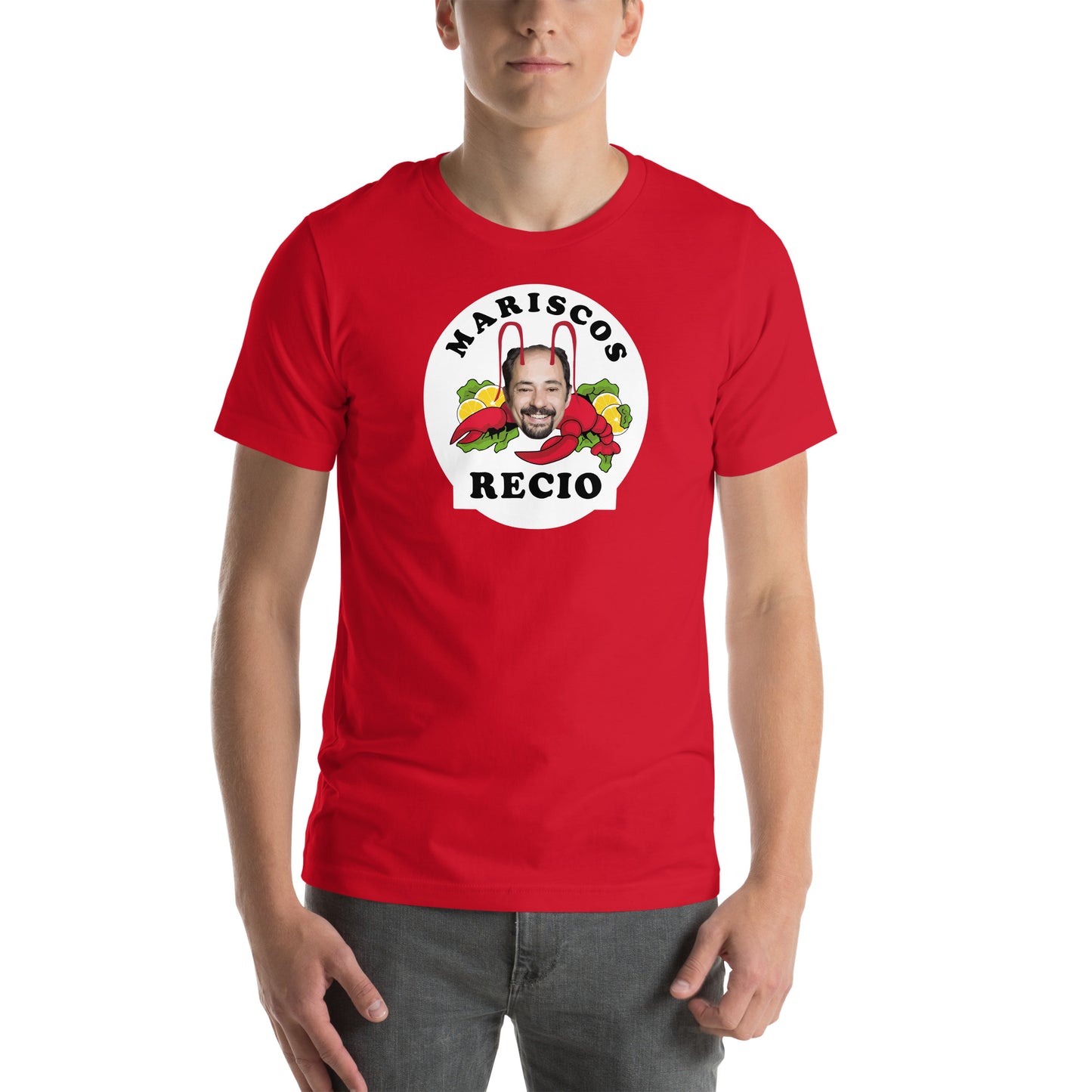 hombre con camiseta delantero pichichi mariscos recio en color rojo