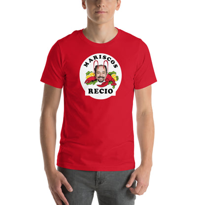 hombre con camiseta delantero pichichi mariscos recio en color rojo
