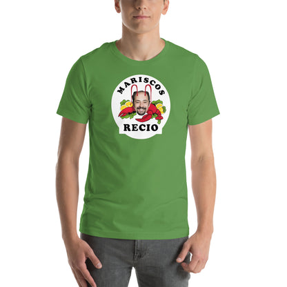 hombre con camiseta delantero pichichi mariscos recio en color verde