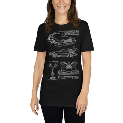 mujer con camiseta delorean maquina del tiempo negra