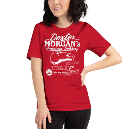 mujer con camiseta dexter morgan carniceria americana roja