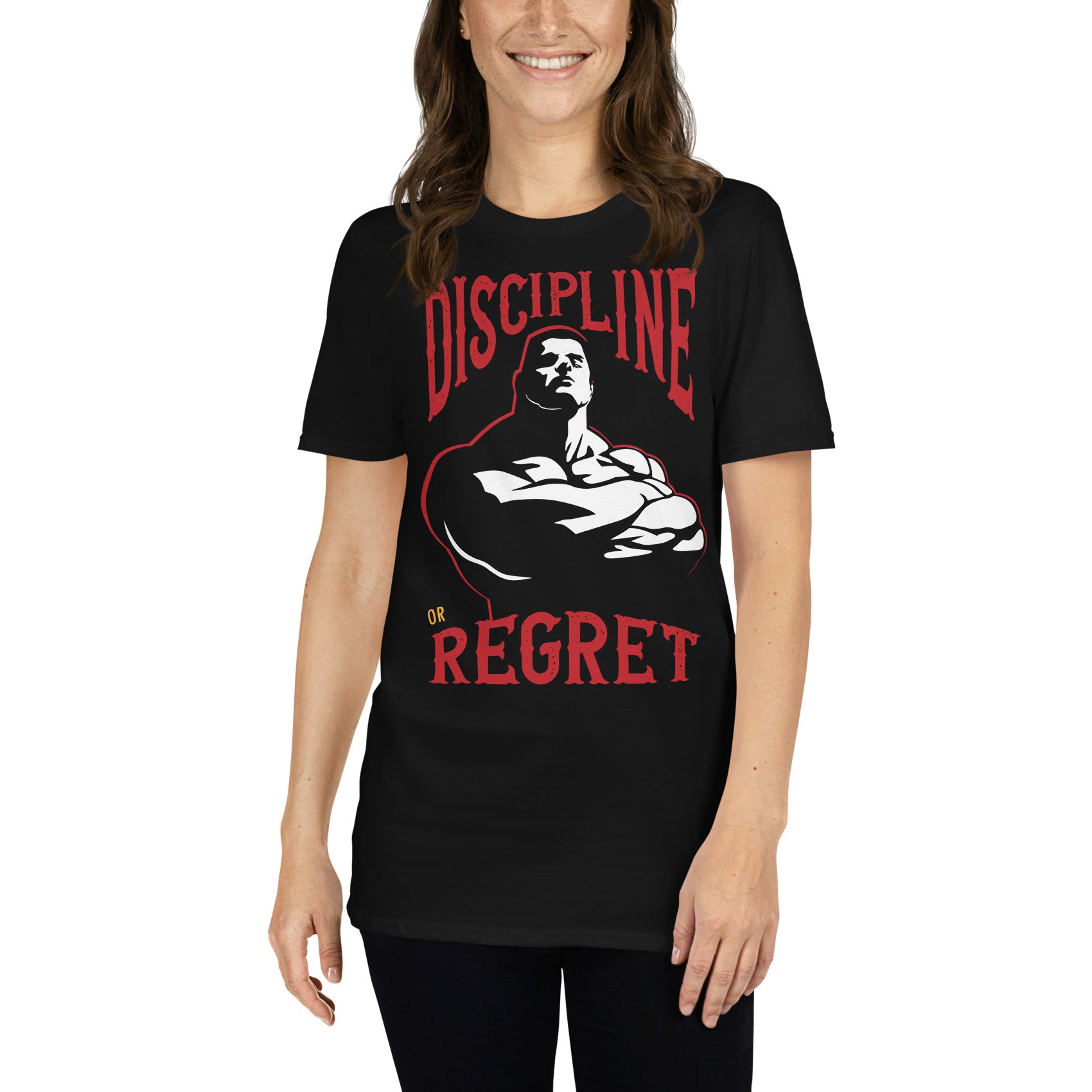 mujer con camiseta discipline or regret gym fitness en color negro