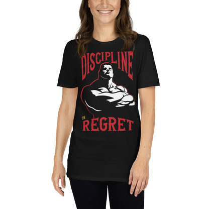 mujer con camiseta discipline or regret gym fitness en color negro