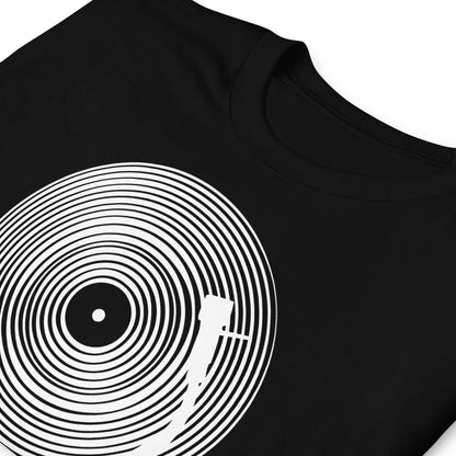 detalle de camiseta dj turntable vinilo negro