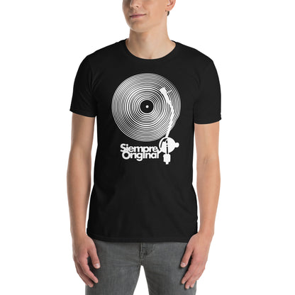 hombre con camiseta dj turntable vinilo negro
