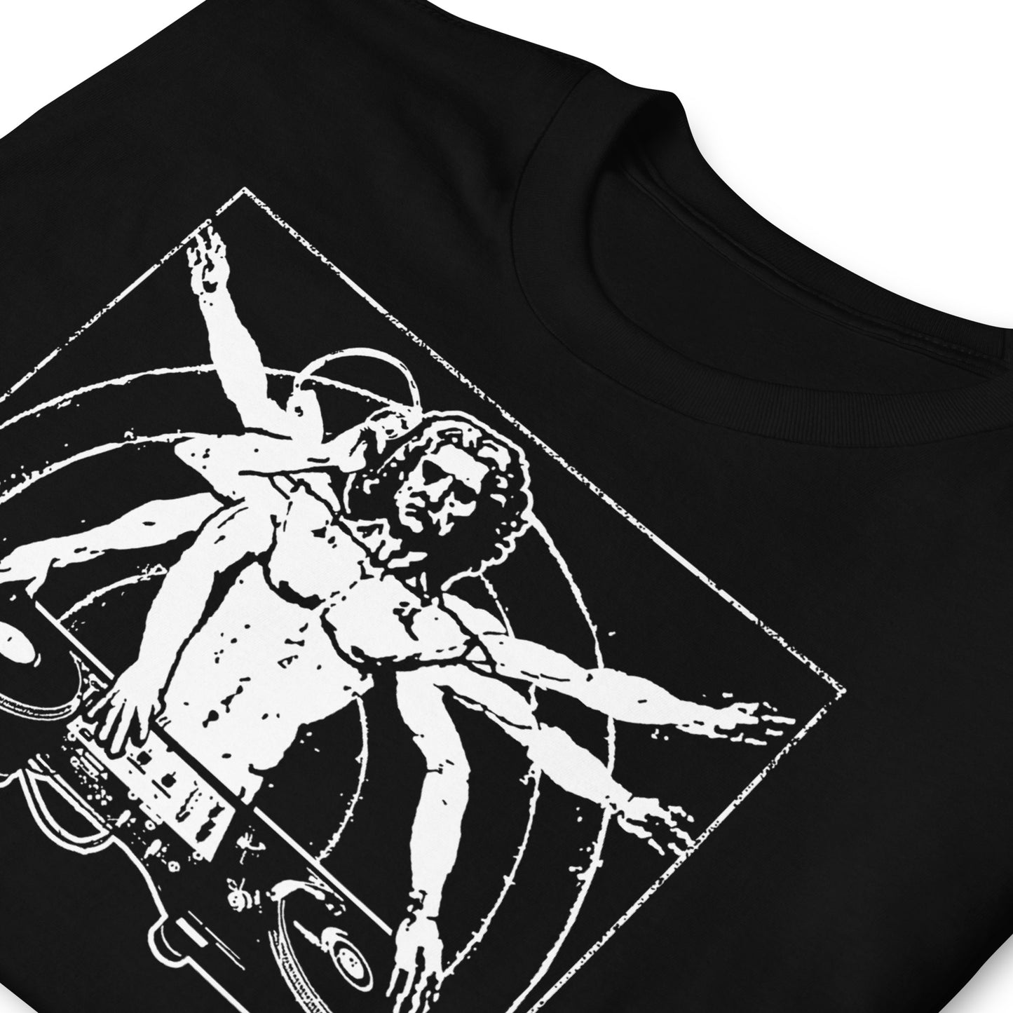detalle de camiseta dj vitruvio vitruvian deejay en color negro
