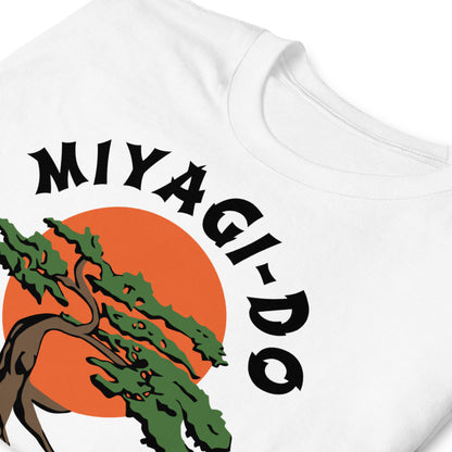 detalle de camiseta miyagi do karate bonsai blanca