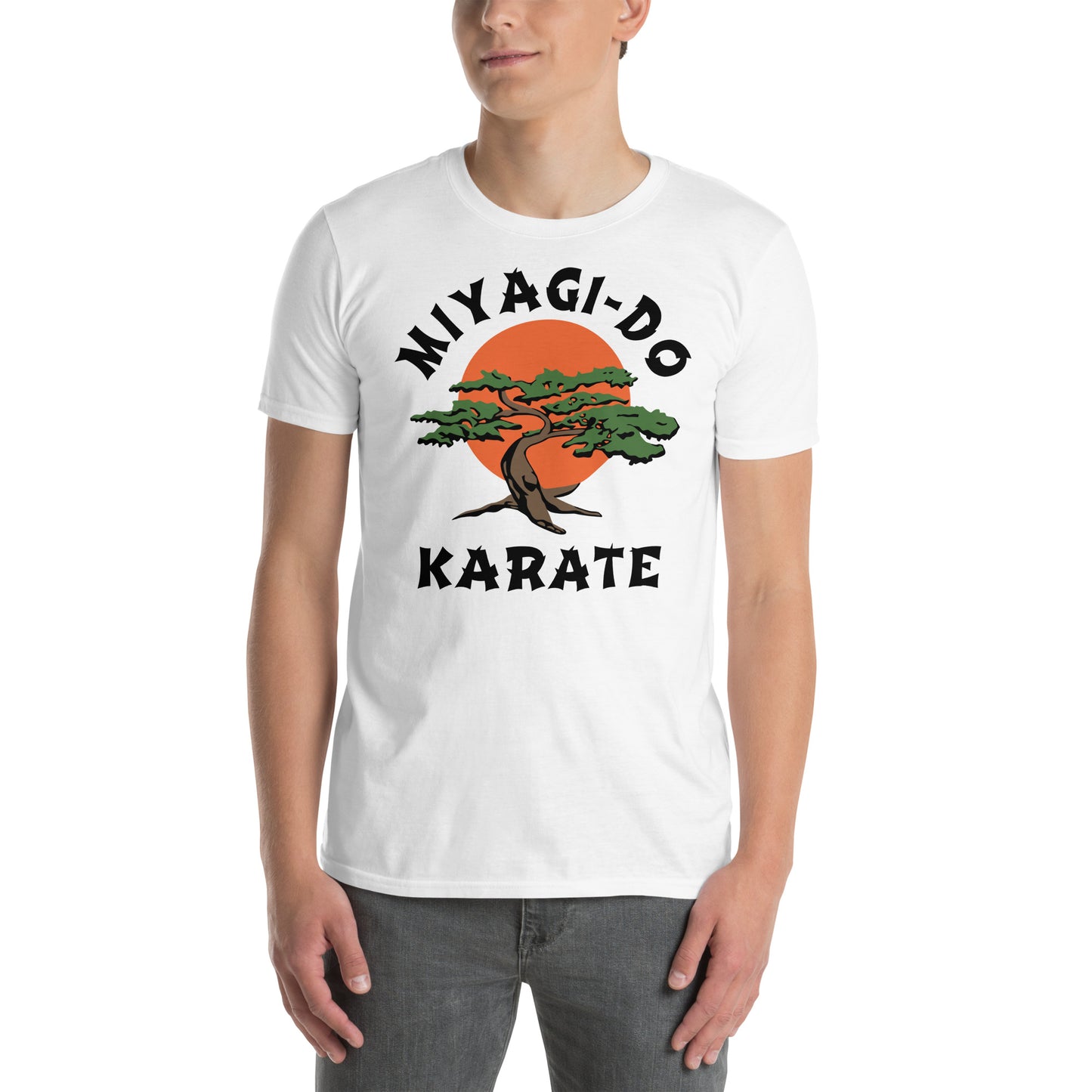 hombre con camiseta miyagi do karate bonsai blanca