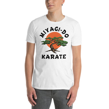 hombre con camiseta miyagi do karate bonsai blanca