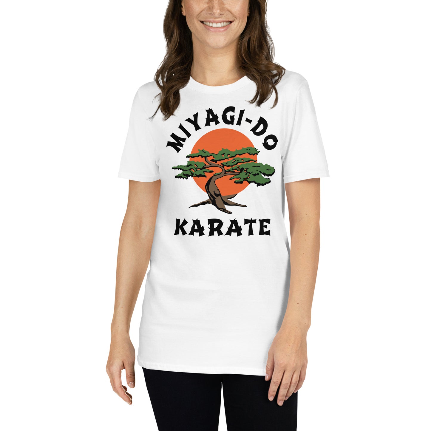mujer con camiseta miyagi do karate bonsai blanca