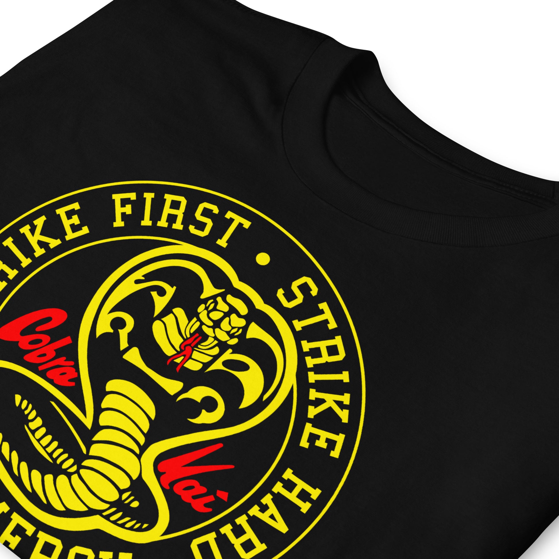 detalle de camiseta cobra kai strike first no mercy negra