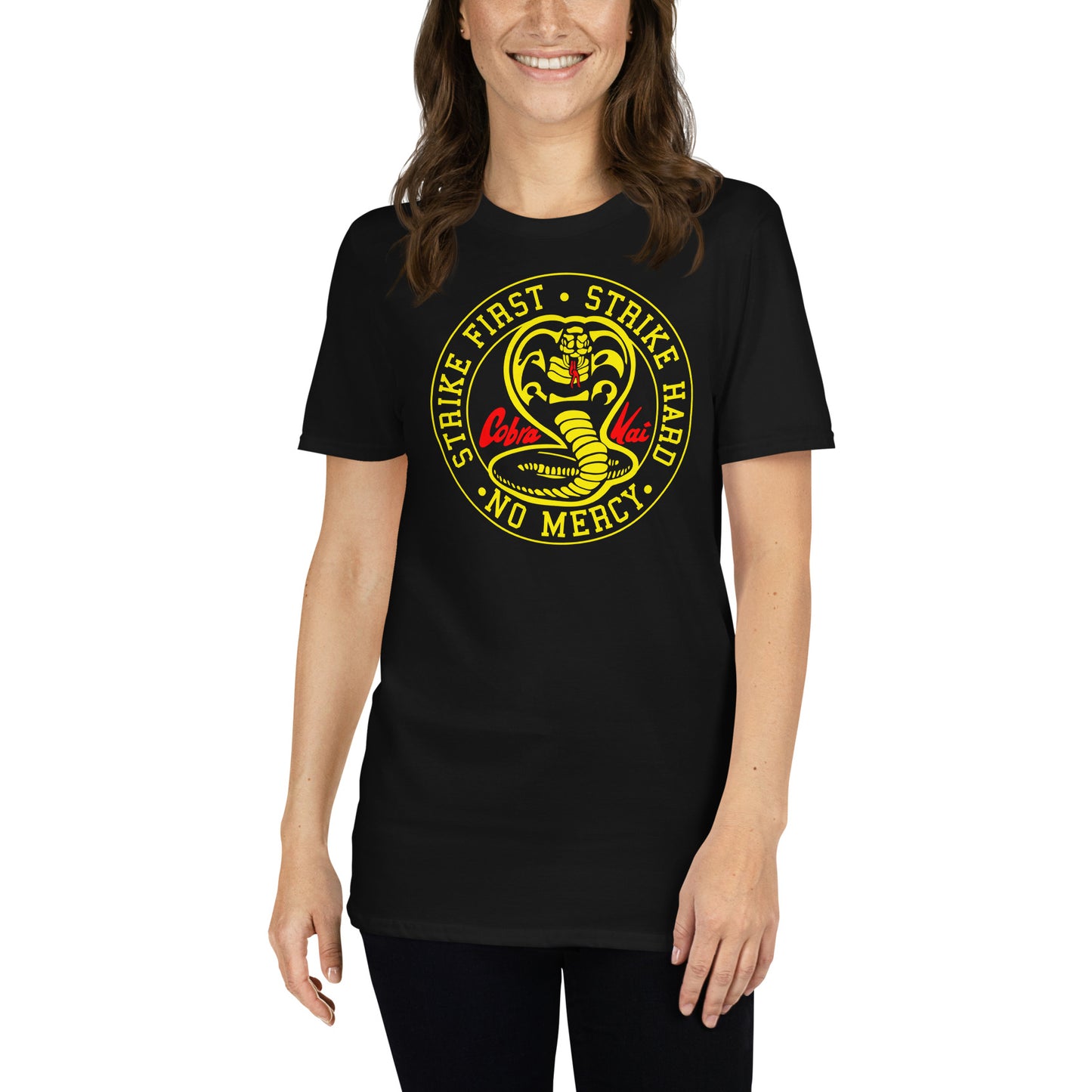 mujer con camiseta cobra kai strike first no mercy negra