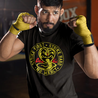 hombre con camiseta cobra kai strike first no mercy negra