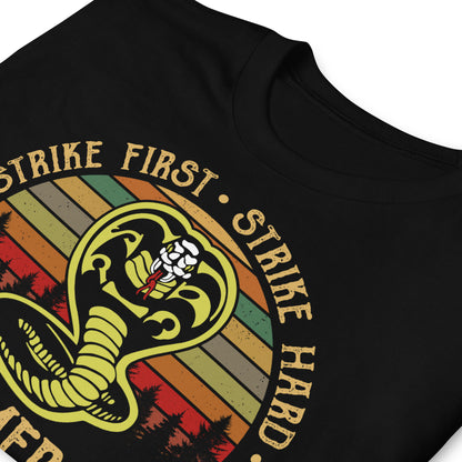detalle de camiseta cobra kai vintage sunset negra