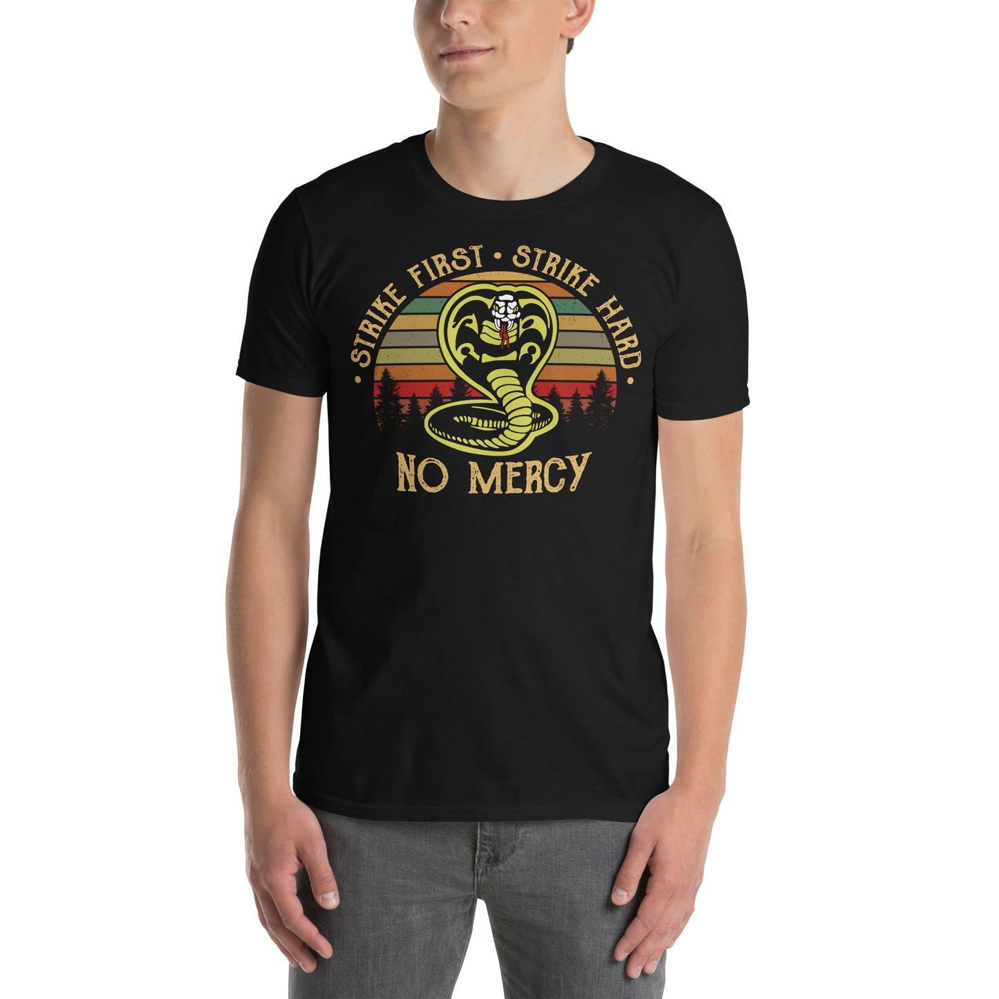 hombre con camiseta cobra kai vintage sunset negra