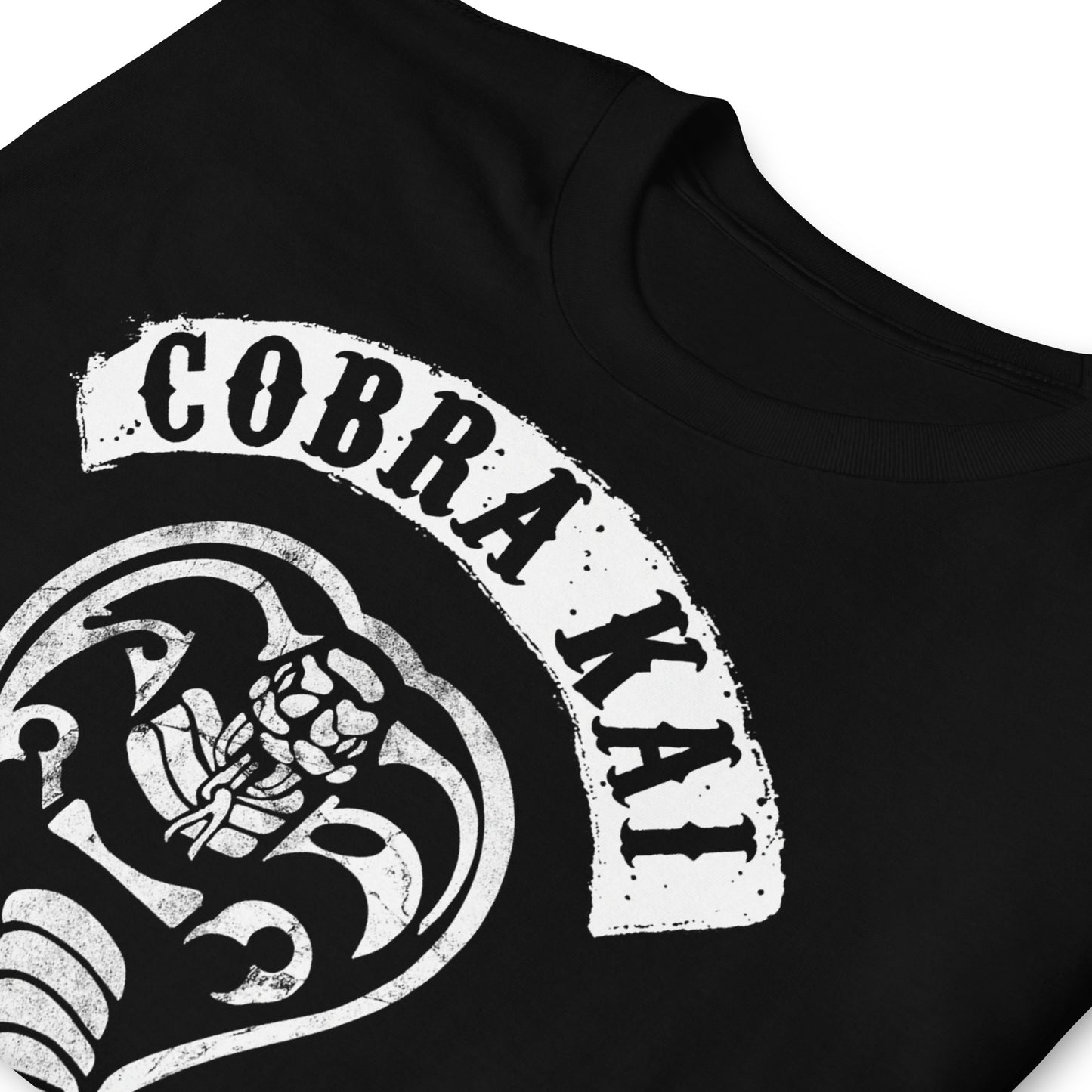 detalle de camiseta dojo karate cobra california negra