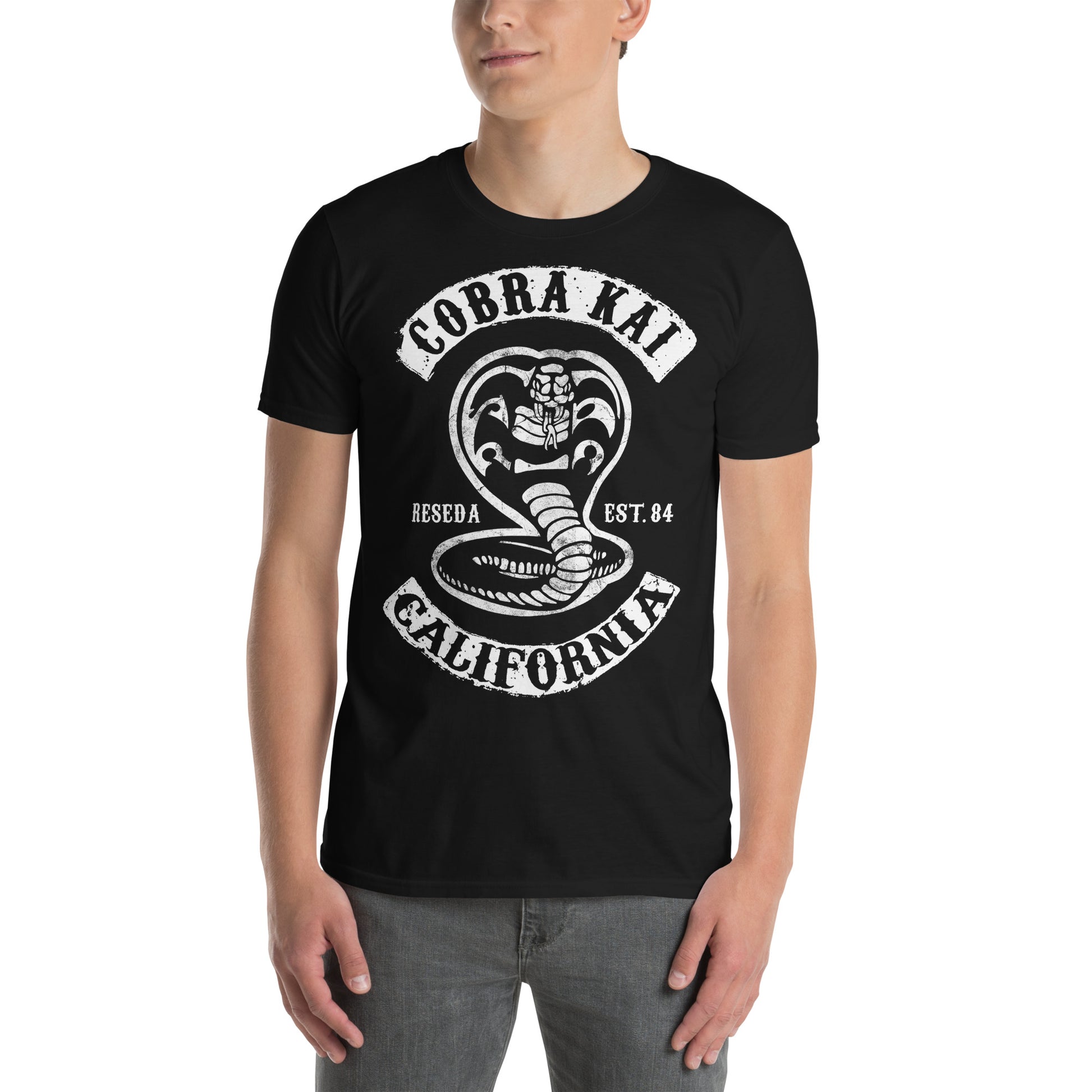 hombre con camiseta karate cobra kai california negra