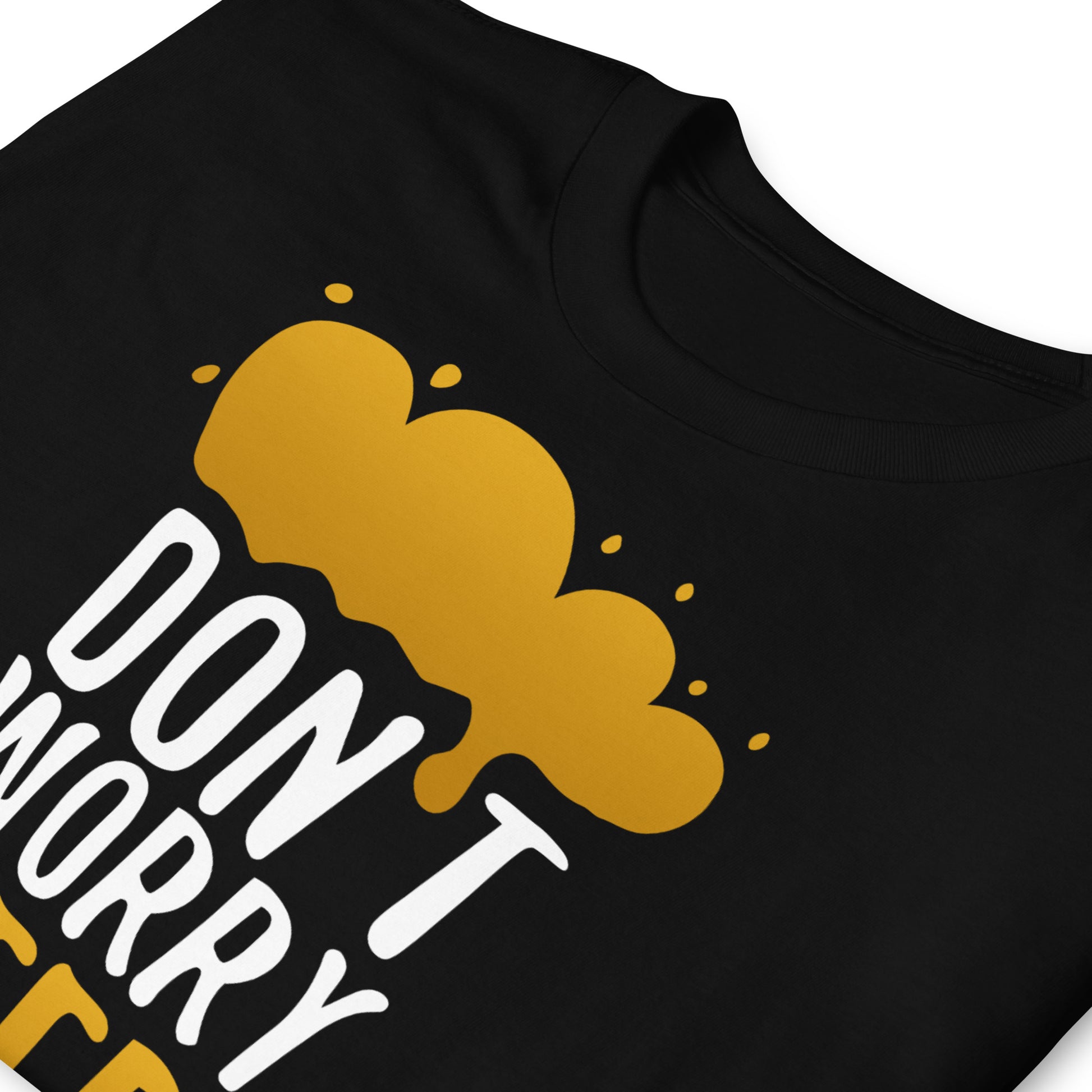 detalle de camiseta dont worry beer happy cerveza en color negro