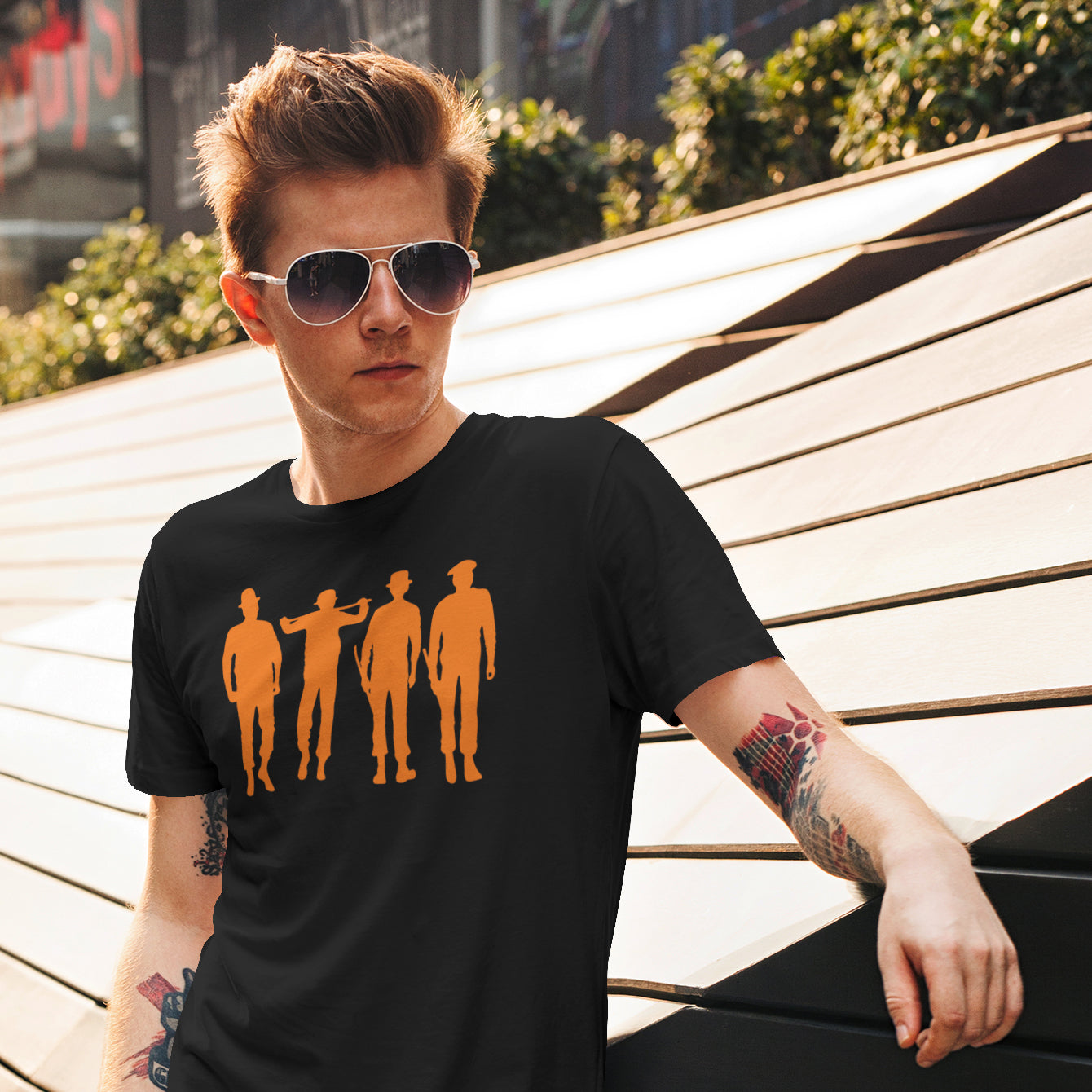 Hombre con camiseta negra con la silueta de los droogs de La naranja mecánica