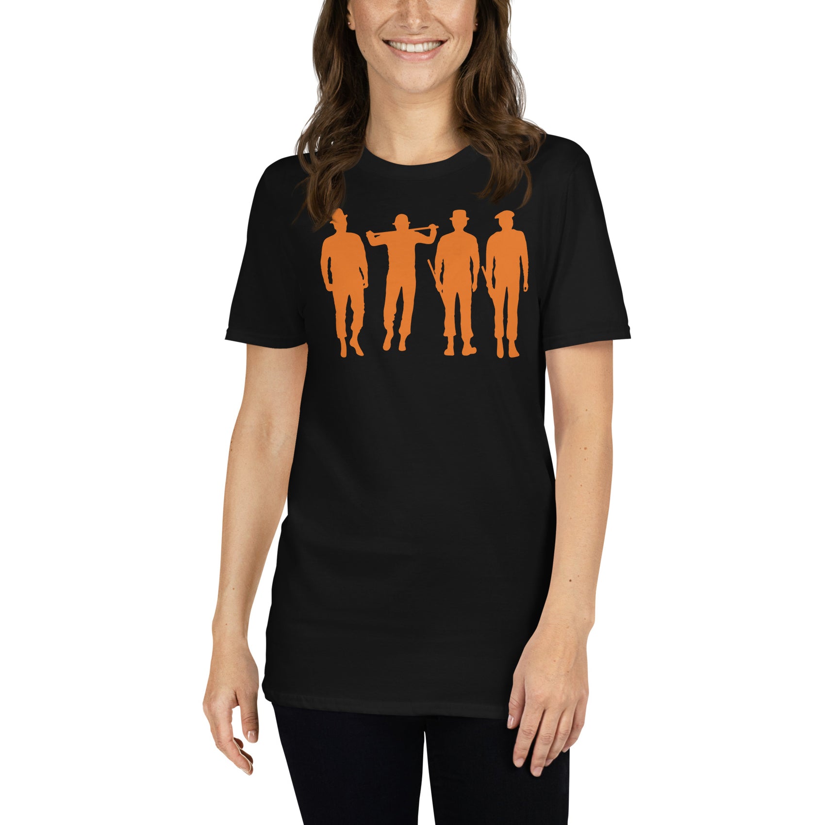 mujer con camiseta droogs siluetas a clockork orange negra