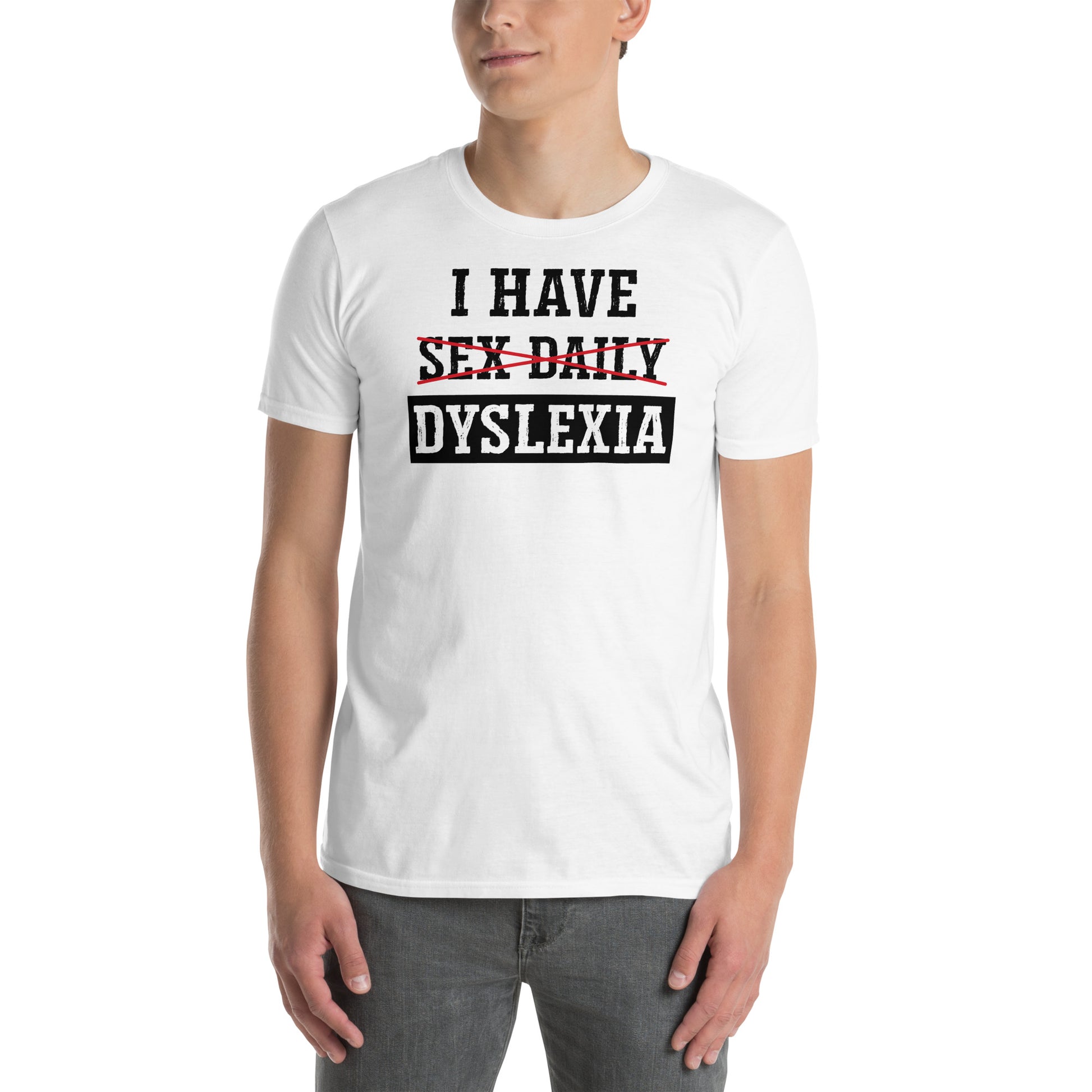hombre con camiseta dyslexia sex daily blanca