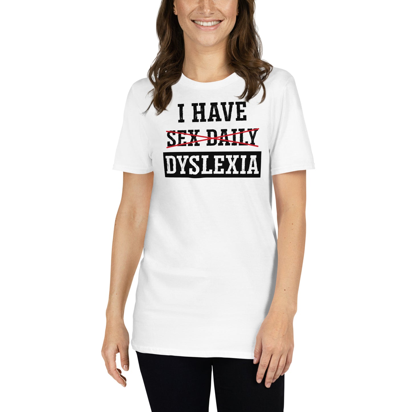 mujer con camiseta dyslexia sex daily blanca