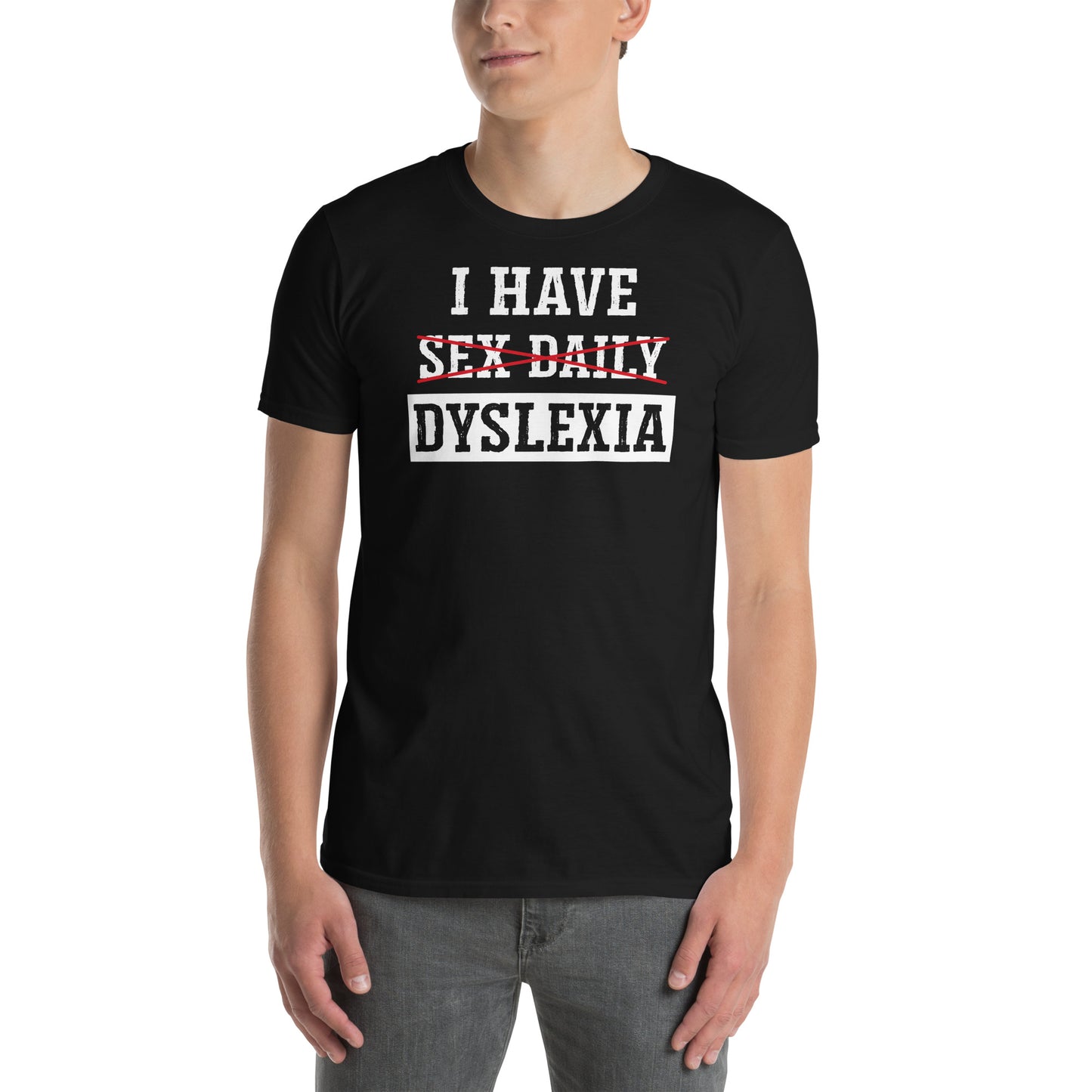 hombre con camiseta dyslexia sex daily negra