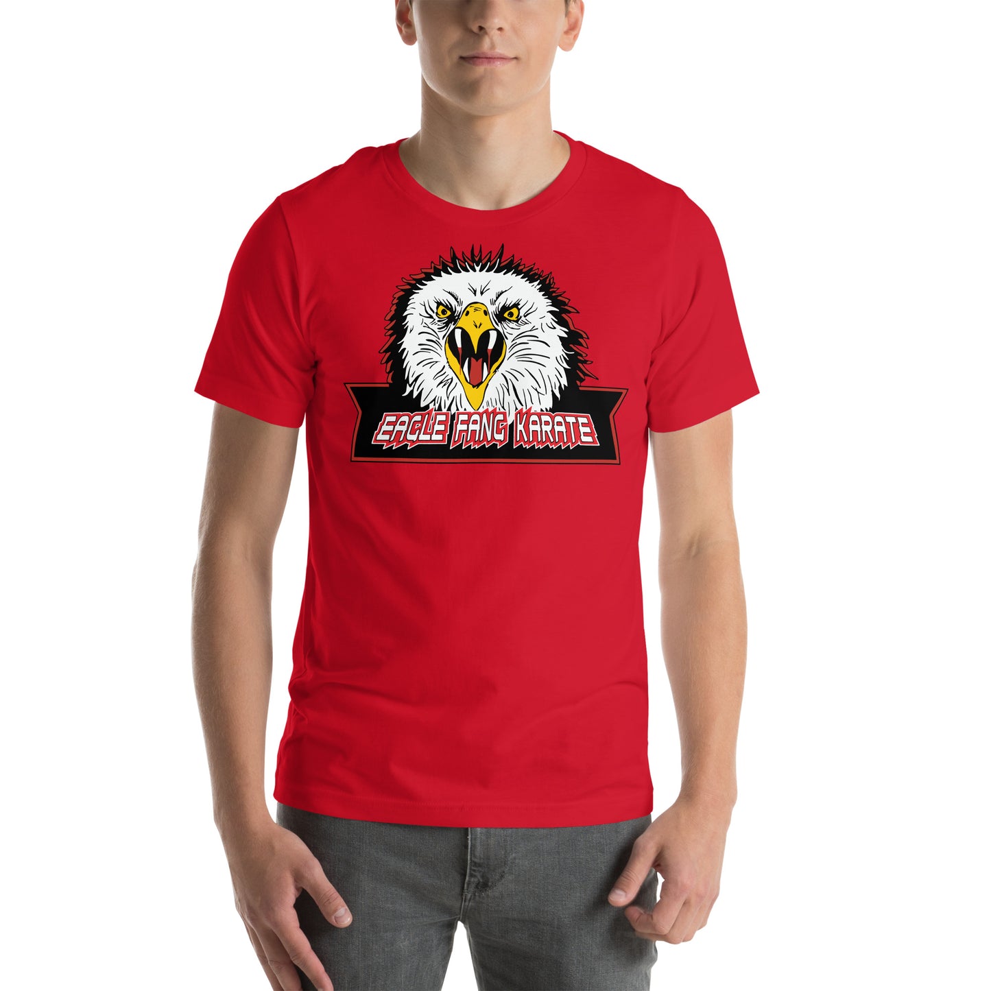 hombre con camiseta colmillo de aguila eagle fang karate roja
