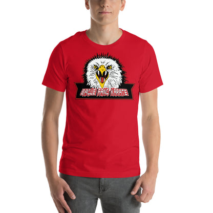 hombre con camiseta colmillo de aguila eagle fang karate roja