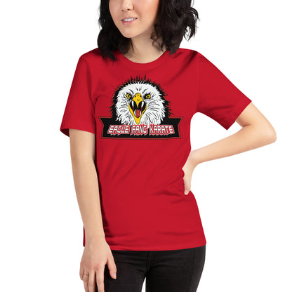mujer con camiseta colmillo de aguila eagle fang karate roja