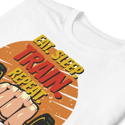 detalle de camiseta eat sleep train repeat fitness blanca