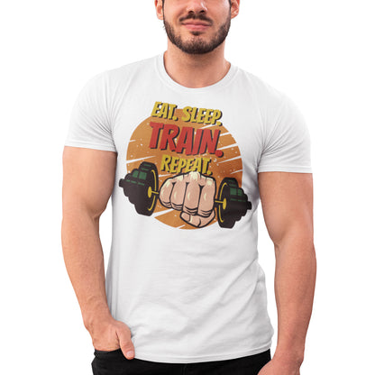 hombre con camiseta eat sleep train repeat fitness blanca