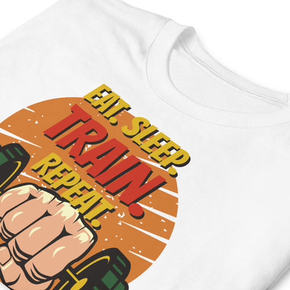detalle de camiseta eat sleep train repeat gym gimnasio fitness en color blanco