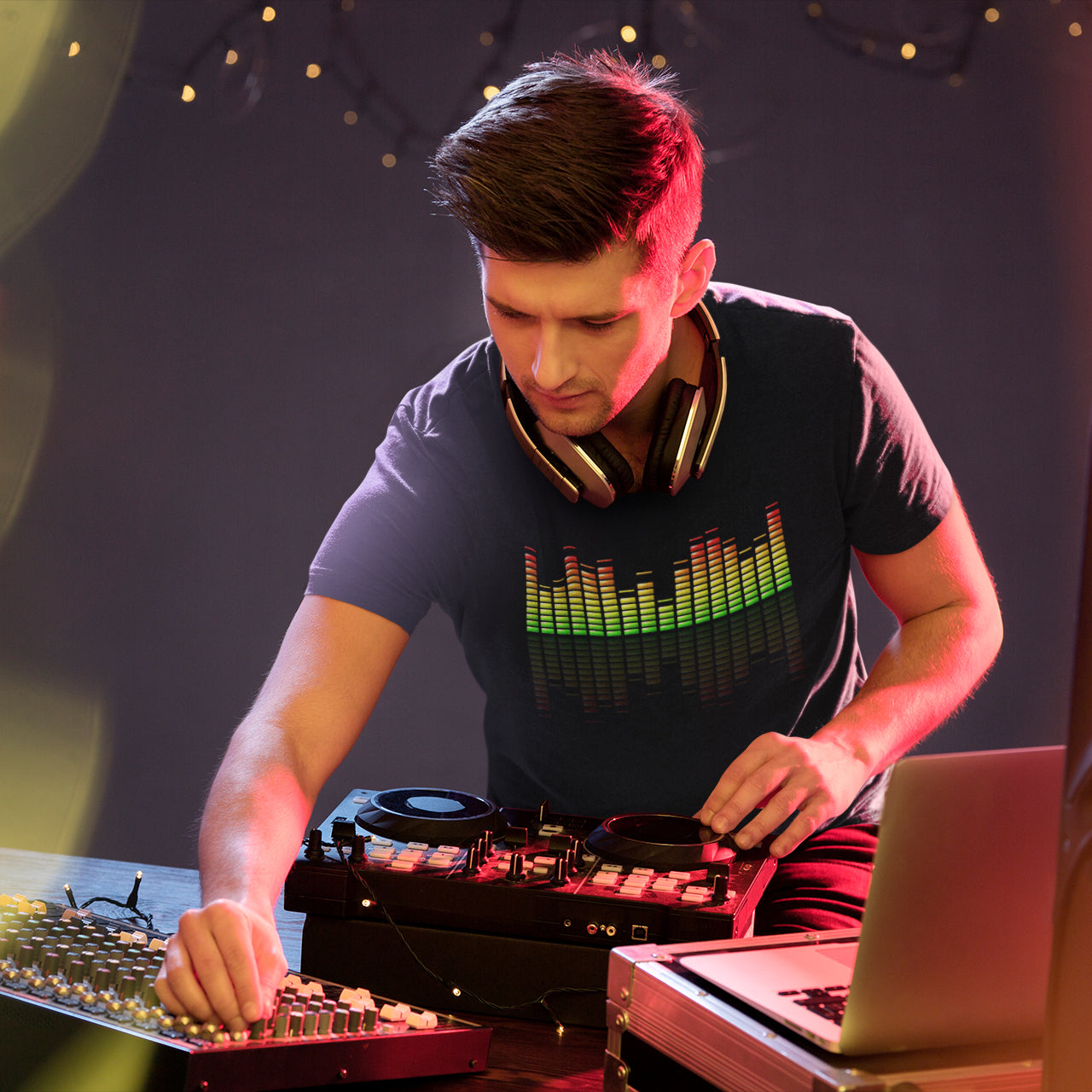 hombre con camiseta ecualizador musica en color negro