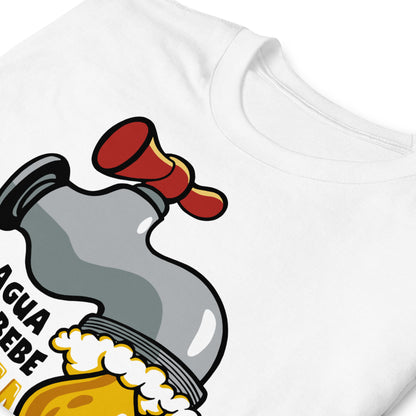 detalle de camiseta el agua oxida bebe cerveza en color blanco