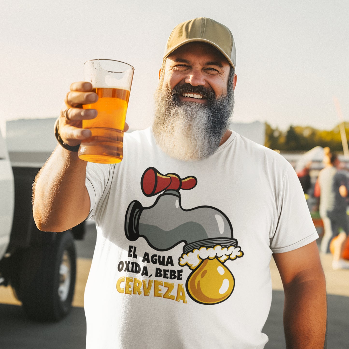 hombre con camiseta el agua oxida bebe cerveza blanca