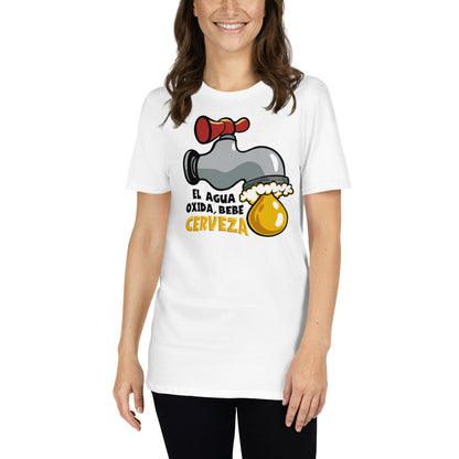 mujer con camiseta el agua oxida bebe cerveza blanca