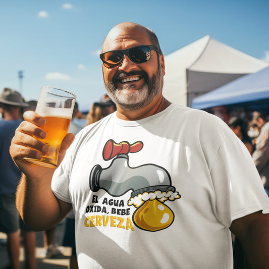 hombre con camiseta el agua oxida bebe cerveza en color blanco