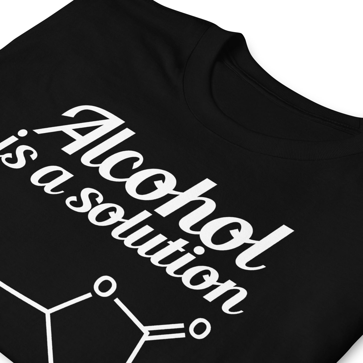detalle de camiseta el alcohol es una solucion quimica en color negro