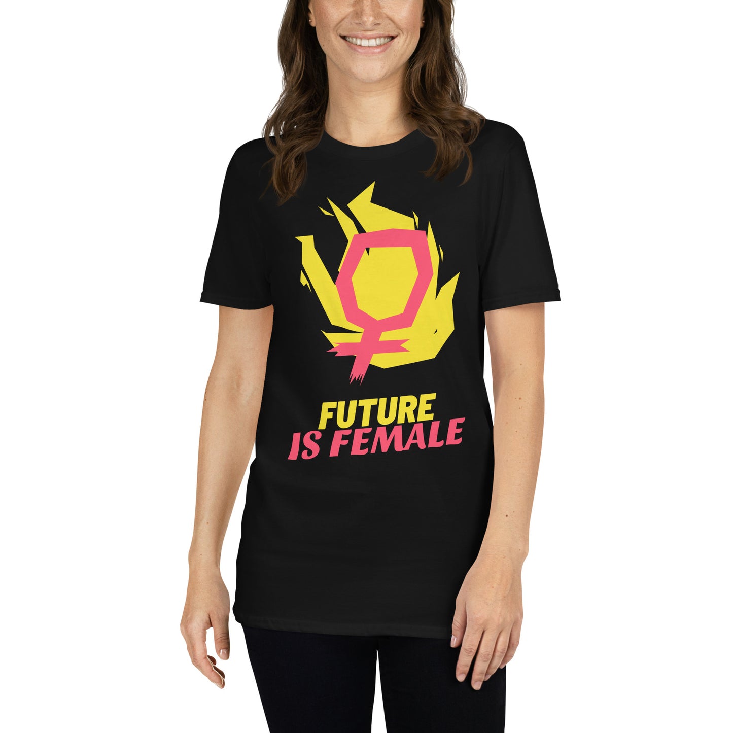 mujer con camiseta el futuro es femenino negra