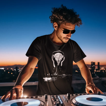 hombre con camiseta el grito dj negra