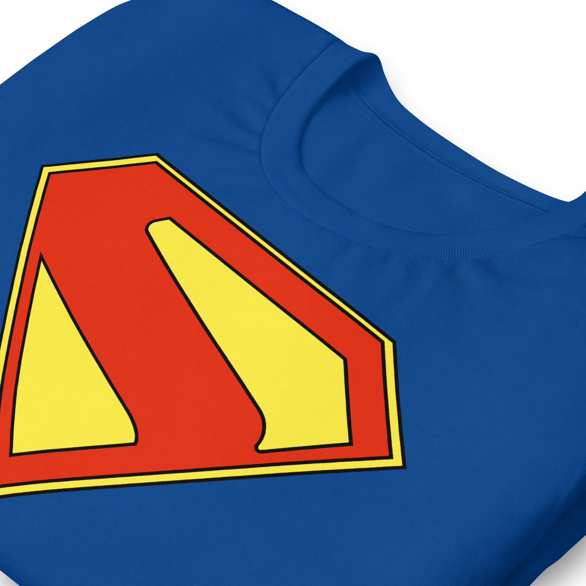 detalle de camiseta superman 2025 gunn corenswet el hombre de acero en color azul royal