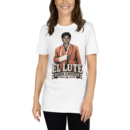 Mujer con camiseta blanca El Lute Camina o Revienta