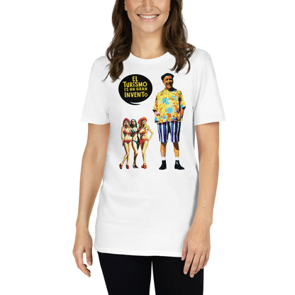 mujer con camiseta el turismo es un gran invento paco martinez soria en color blanco