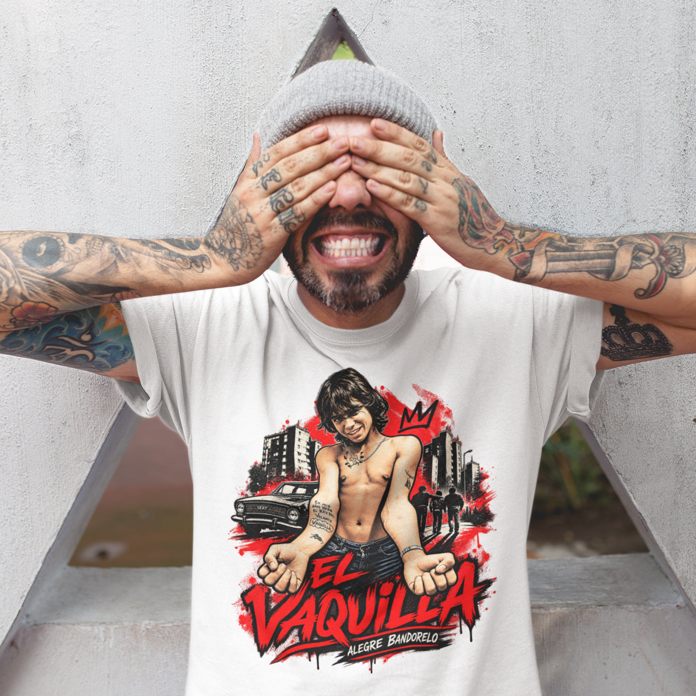 Hombre con camiseta El Vaquilla Alegre Bandolero blanca