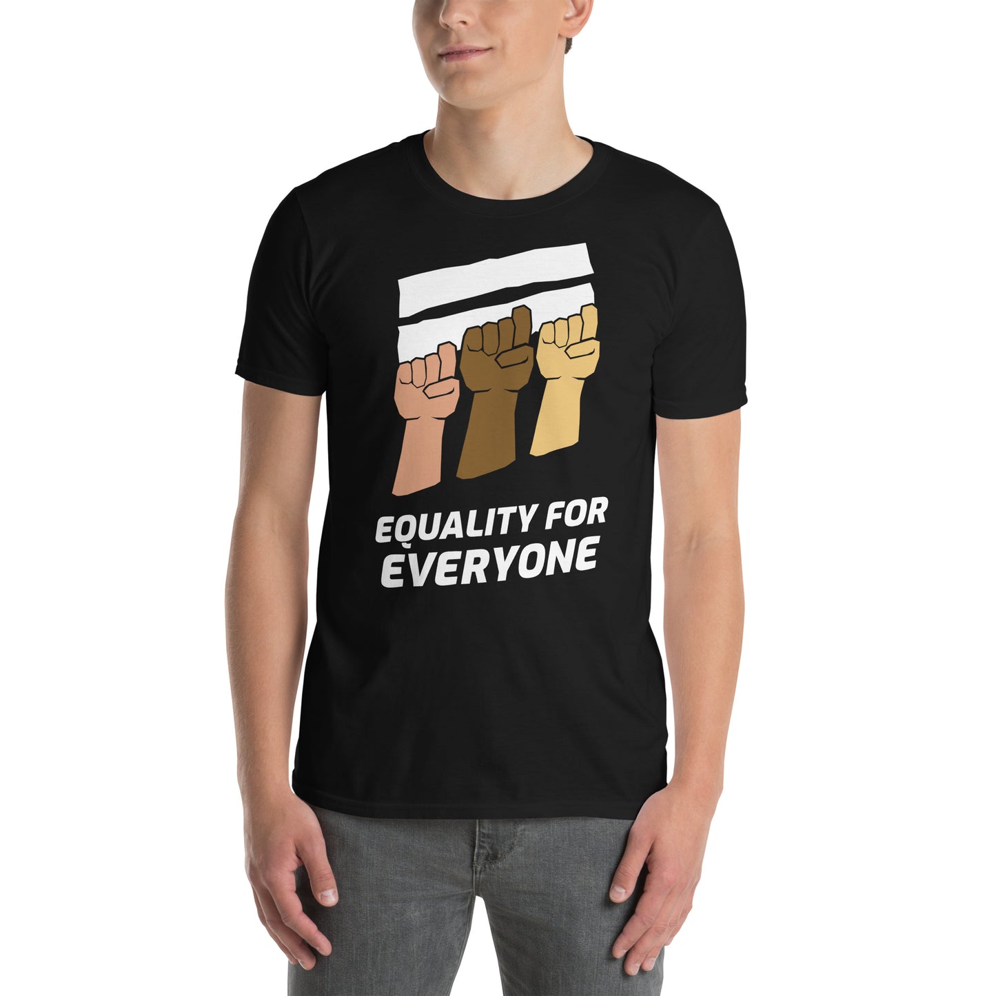 hombre con camiset equality for everyone igualdad negra