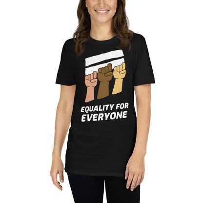 mujer con camiset equality for everyone igualdad negra