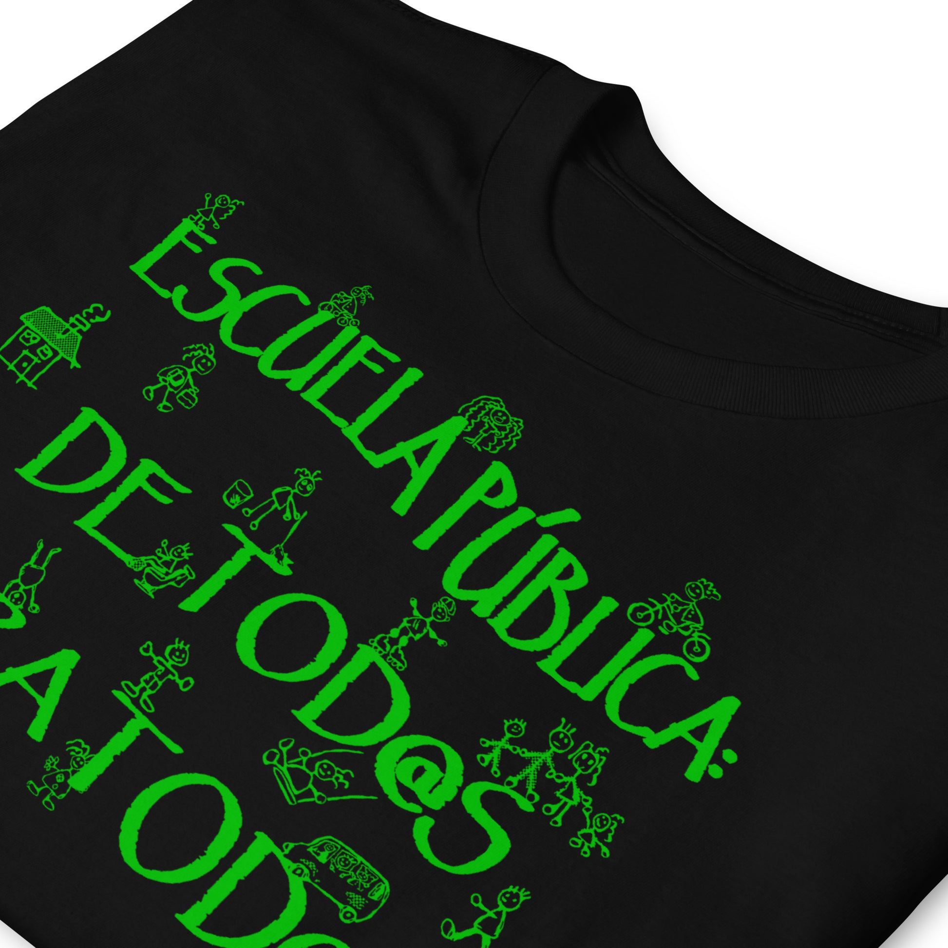 detalle de camiseta escuela publica educacion publica marea verde en color negro
