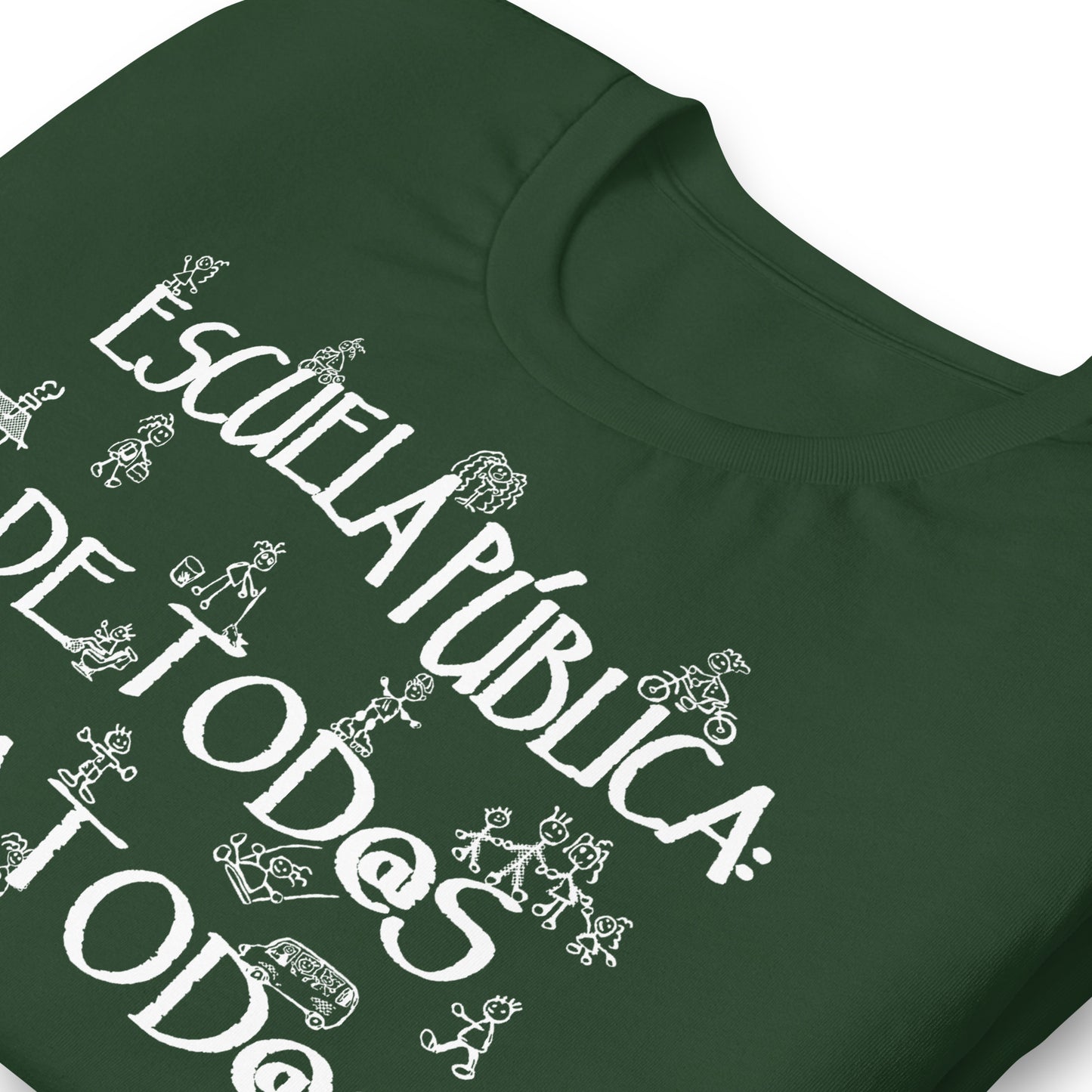 detalle de camiseta escuela publica de todos para todos verde botella